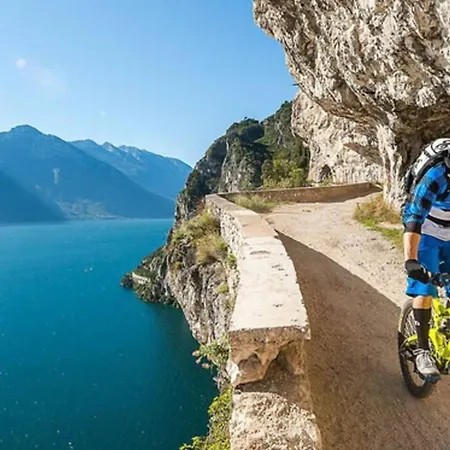 Villatullia Mit Seesicht Gardasee